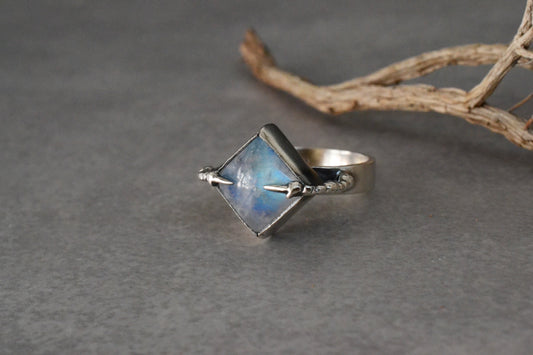 -- ARIHANT--Gothic Claw Moonstone Engagement Ring, Sterling Silver Flashy Labradorite Gemstone Jewelry
