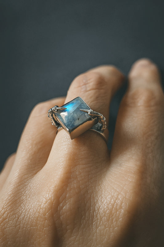 -- ARIHANT--Gothic Claw Moonstone Engagement Ring, Sterling Silver Flashy Labradorite Gemstone Jewelry